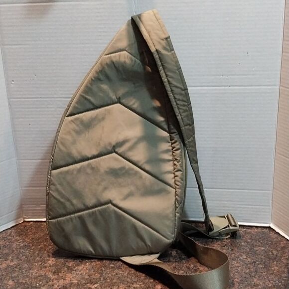 Vera Bradley Quilted Sage Green Sling Bag...NEW - Picture 4 of 5